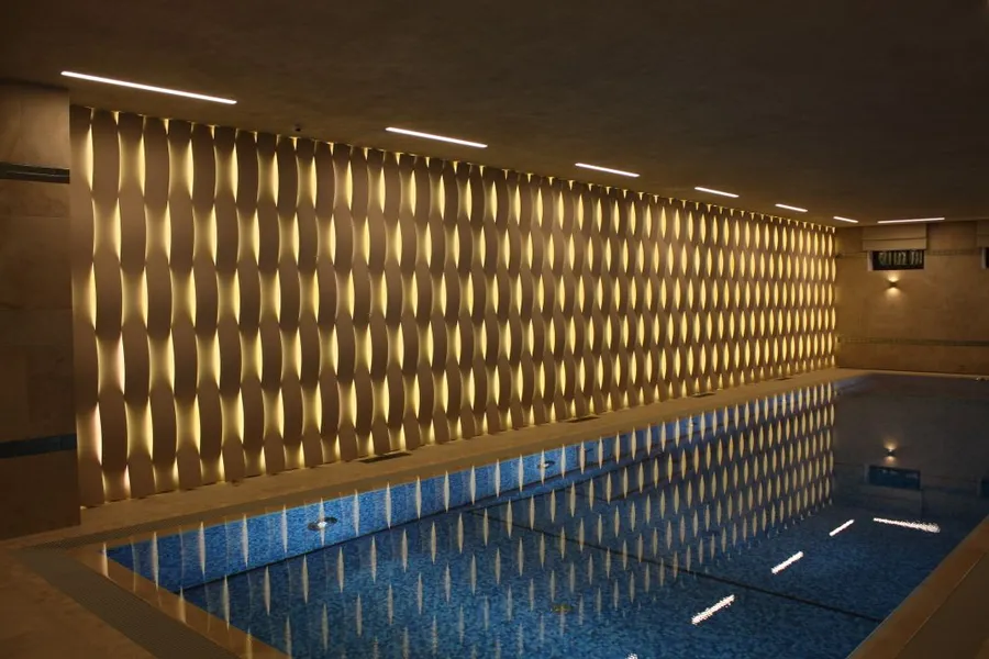 Использовались особые гидрофобизированные панели и влагозащищенная светодиодная лента,  предназначенных специально для влажных помещений.