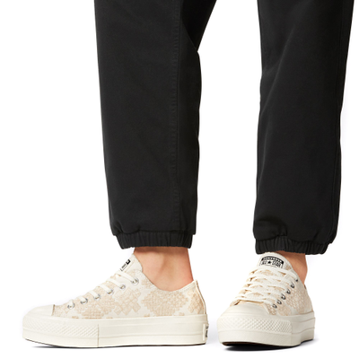 Кеды Converse Chuck Taylor All Star Lift белые низкие с вышивкой A02225C фото на ноге