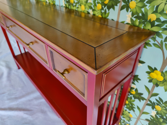 Консоль с 3 ящиками и полкой, в контрастных цветах.