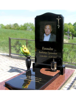На фото фигурный памятник на могилу в СПб