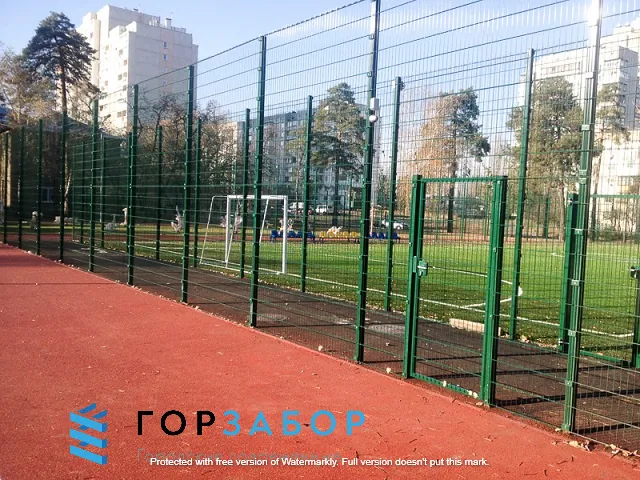 Спортивное решетчатое ограждение под ключ