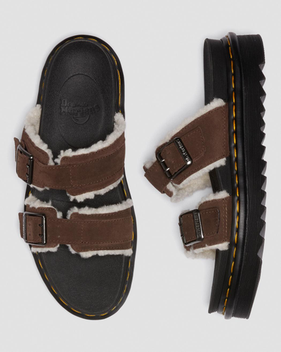 БОСОНОЖКИ DR. MARTENS MYLES SUEDE FUR-LINED BUCKLE SLIDE коричневый