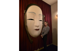 Большая маска из стеклопластика. Оформление ресторана Yuma (г. Москва)