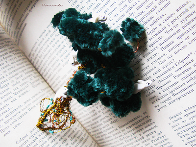 Крупная брошь в стиле аниме "Принцесса Мононоке" с фигурками кодама на волшебном дереве