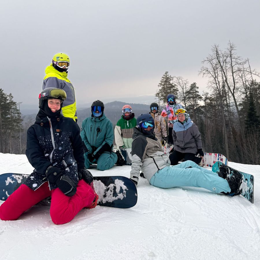 Ученики инструктора по сноуборду