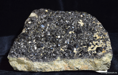 Меланит (разн. граната), друза, с пиритом, эпидотом, самородной медью - 310*235*100мм (ААА)