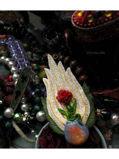 Роза Ветров. Необычная брошь с цветком и перьями из полимерной глины