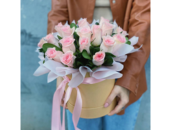 Шляпная коробка из 19 розовых роз