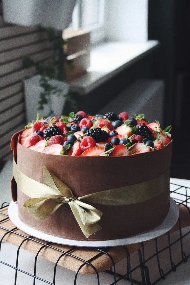 Шоколадный борт и горка ягод