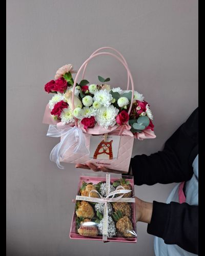 цветочная сумочка и клубника в шоколаде