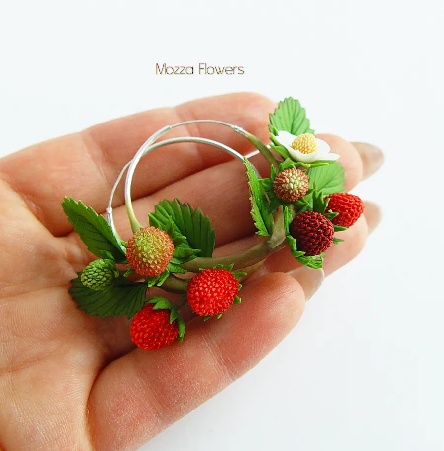 Серебряные серьги-кольца с земляникой .