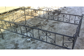 Ограда №3;
Высота полотна - 40 см;
Каркас - труба 20*20;
Рисунок - пруток 10 мм;
Цена - 1800 (с лаком+150) р. за п.м.