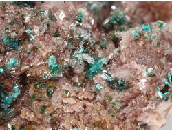 Брошантит, коллекционный образец, Марокко (75*52*34 мм, 167 г) №28627