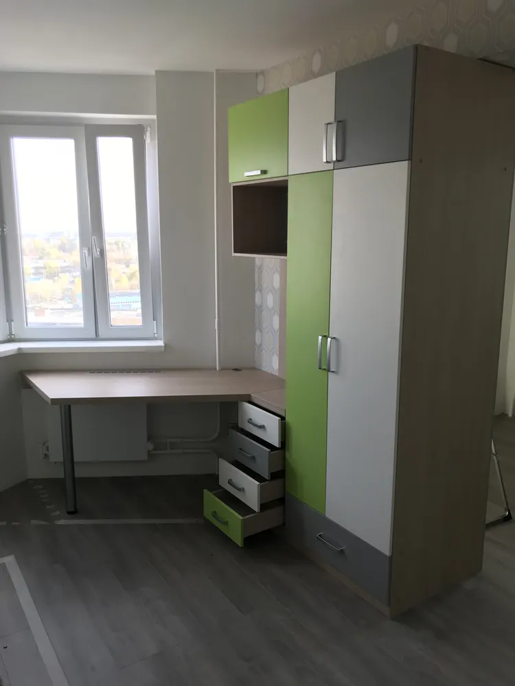 029 Шкаф и стол в детской.
