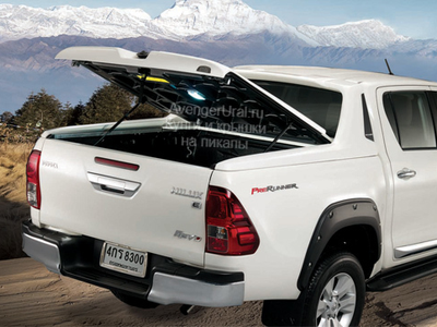 Крышка Maxcover with Stylish Bar на Toyota Hilux