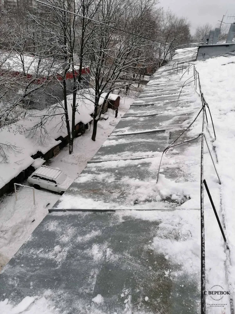 Очистка крыши 1 м от края от снега и сосулек