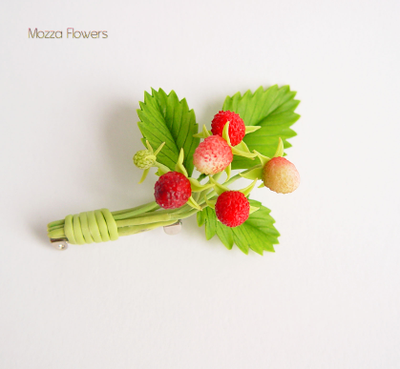 Брошь "С земляникой" .