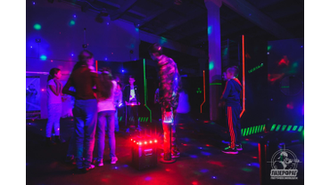 Играйте нон-стоп, во многих сценариях можно воскрешаться и лечиться виртуально раненым игрокам. Игра так более динамична. В матчах на выбывание преобладает тактика ведения боя