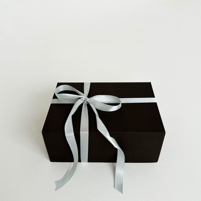 Большая подарочная коробка GILEV 37x26x12см с серебряной лентой и наполнителем