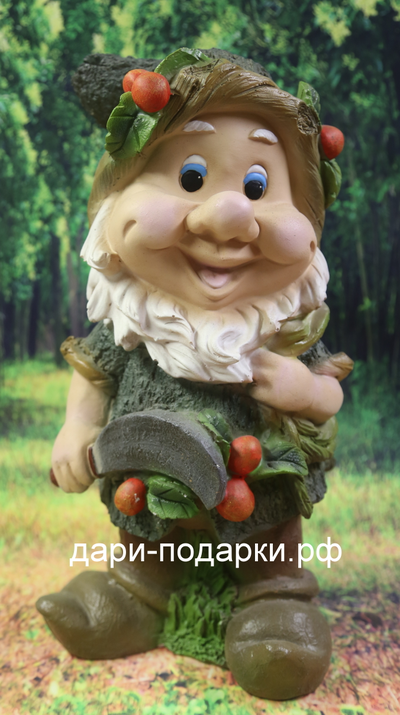Гном с ягодами на шляпе и косой 37*20*17см   2,7кг   полистоун Россия  2427/09403-3*