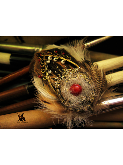 &quot;Робин Гуд. Легенда Шервуда&quot;. Украшение - заколка с перьями и золотым микробисером