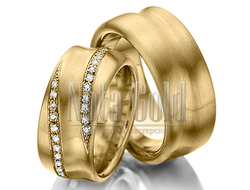 Обручальные кольца широкие из желтого золота с бриллиантами в женском кольце с волнистым профилем