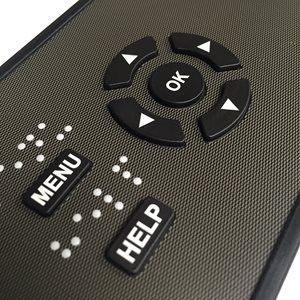 Клавиши обозначены и плоскопечатным шрифтом и шрифтом Брайля