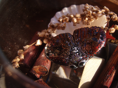 Миниатюрная брошь "Мотылёк-Уголёк"