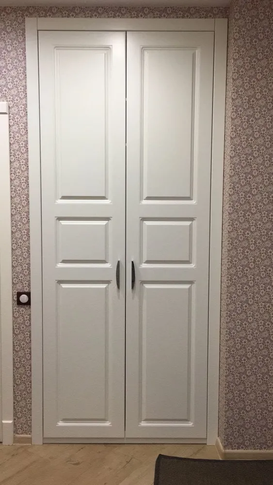 Встроенный шкаф в прихожей,
фасады МДФ эмаль, с фрезеровкой под дерево (фото1)