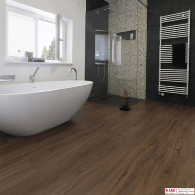 Дизайнерский пол Disano Classic Aqua Дуб Мореный французский 543736 в интерьере ванной