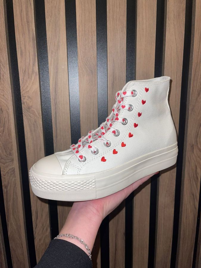 Кеды Converse Chuck 70 Love Me белые высокие с сердечками со скидкой в Спб 