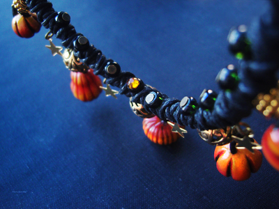 Короткое колье "Час Звезды - время чудес" с подвесками-тыковками и чешским стеклом