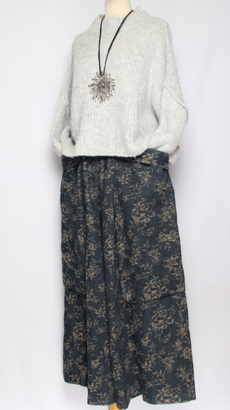 БРЮКИ-ЮБКА джинс-гобелен "КРЕАТИВНЫЕ КАРМАНЫ" букетики цветов черные, синии  р.46-54