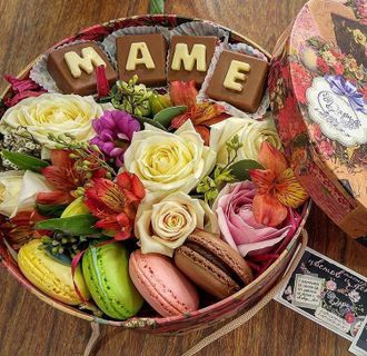 Круглая цветочная коробочка с надписью из шоколадных букв "Маме"