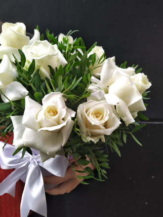 Коробка с белыми розами, белые розы в коробке, букет из белых роз. Недорогой букет