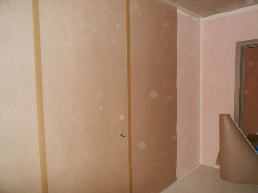 Монтаж материала "Виброфлор" из полиэфирного волокна в качестве демферного слоя в бескаркасной системе шумоизоляции стены