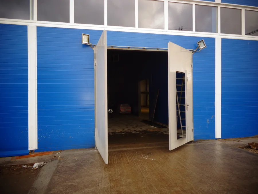 промышленные ворота утепленные с калиткой