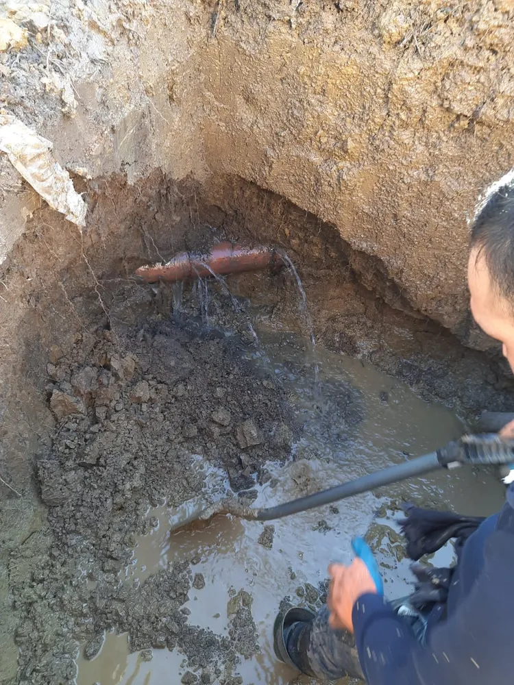 На участке наткнулись на переплетение труб неизвестного назначения