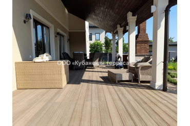 Терраса со встроенными грядками из ДПК у бассейна