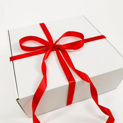 2 штуки - Подарочная коробка GILEV 32x32x12см с красной лентой и наполнителем