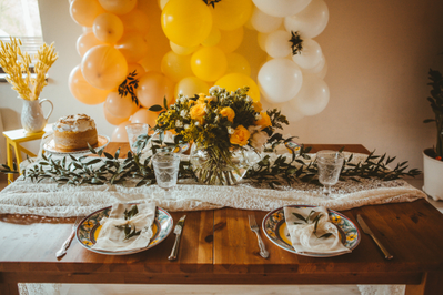 Оформление дня рождения в бело-жёлтых оттенках № 1468