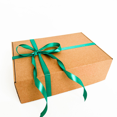 Подарочная коробка GILEV 37х26х12см с наполнителем и зелёной лентой