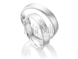 Классические обручальные кольца из белого золота с полоской бриллиантов в женском кольце