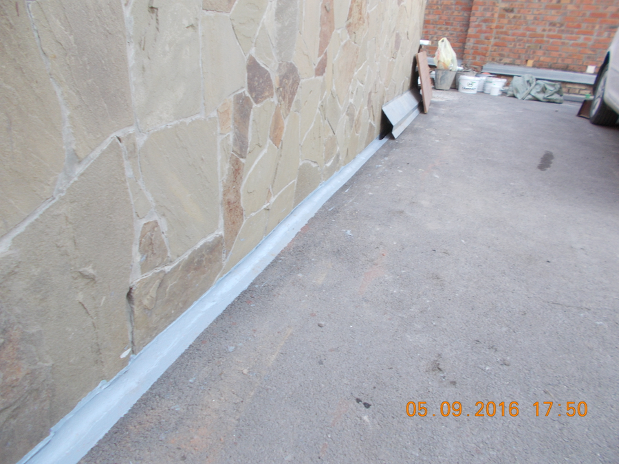 Между отмосткой и цоколем. Шов между отмосткой и цоколем. Отливы для отмостки фундамента. Стык отмостки и фундамента. Шов между отмосткой и цоколем.
