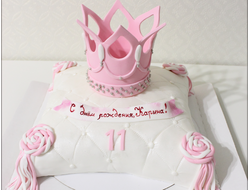 Торт в виде подушки с розовой короной