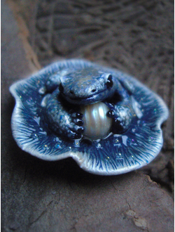 Брошь с лягушкой и речной жемчужиной "Звёздочки Жемчужницы"