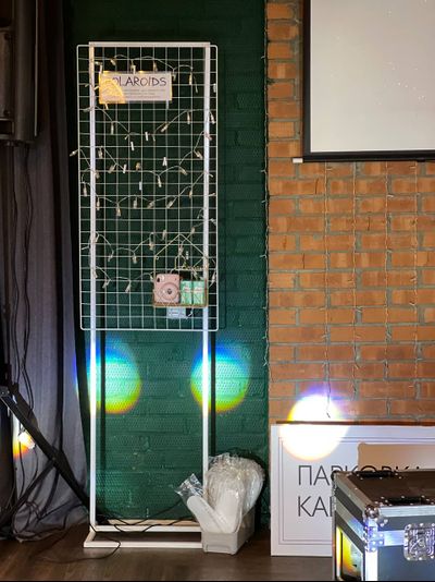 Стенд для фото с гирляндой