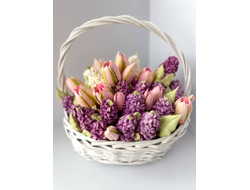 Корзина с весенними зефирными цветами