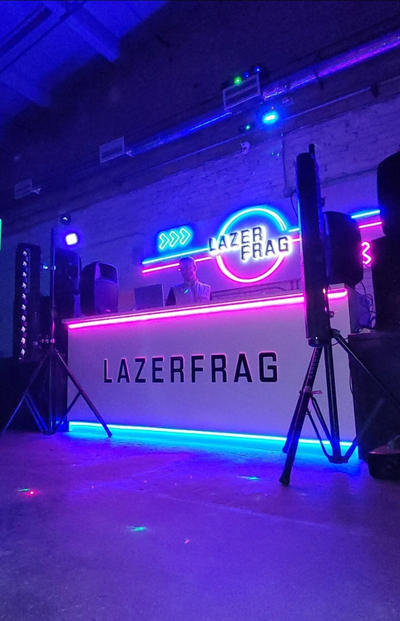 Дискотека на танцполе с DJ и ведущими LAZERFRAG на день рождения в Петрозаводске