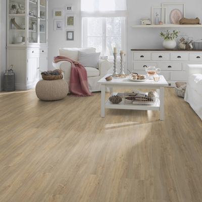 Виниловый пол Wineo 400 Wood Paradise Oak Essential DB00112 в интерьере комнаты